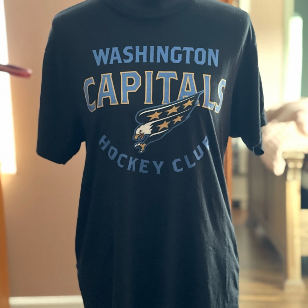 Men's Washington Capitals Hockey Club retro logo short sleeve t-shirt size M.